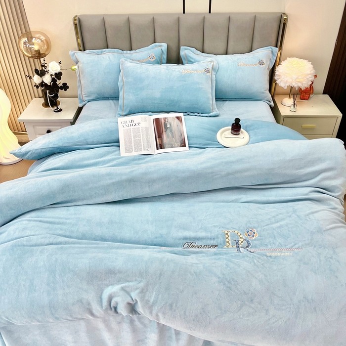 91家纺网 家纺一手货源 找家纺 逸林家纺《原希尔顿逸林》 2025新款牛奶绒绣花四件套-可可系列 可可-繁星蓝