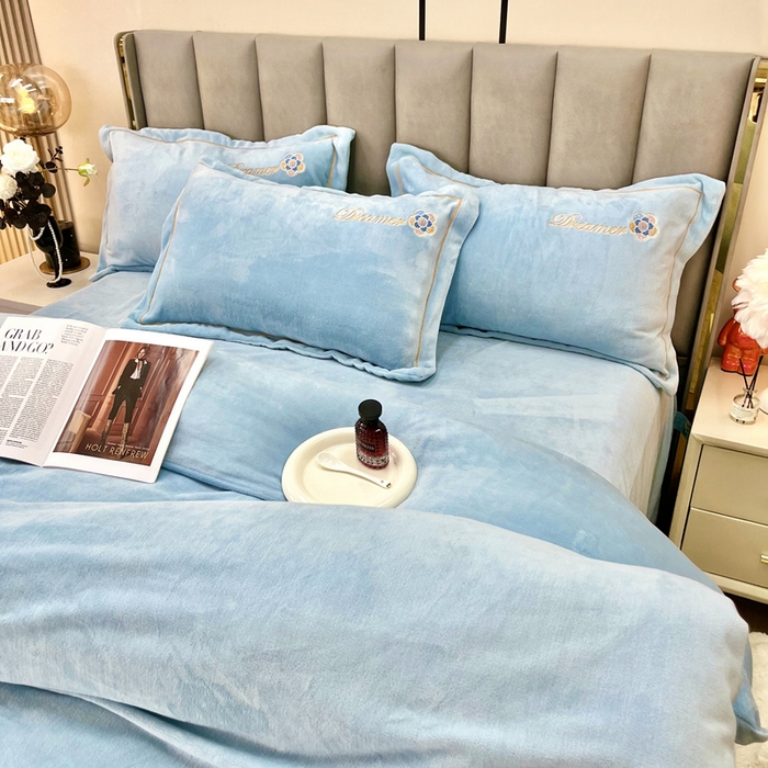 91家纺网 家纺一手货源 找家纺 逸林家纺《原希尔顿逸林》 2025新款牛奶绒绣花四件套-可可系列 可可-繁星蓝