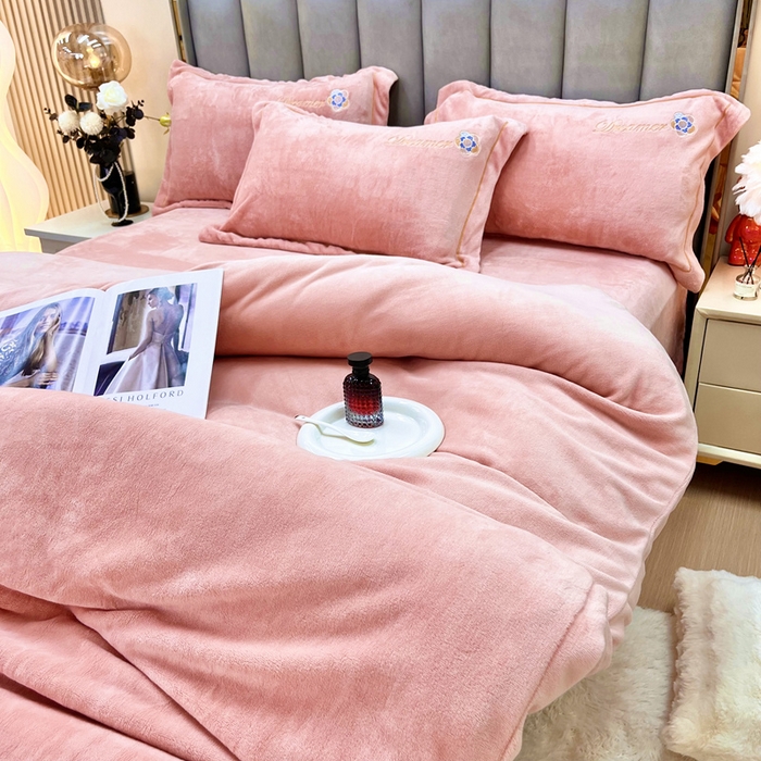 91家纺网 家纺一手货源 找家纺 逸林家纺《原希尔顿逸林》 2025新款牛奶绒绣花四件套-可可系列 可可-粉玉