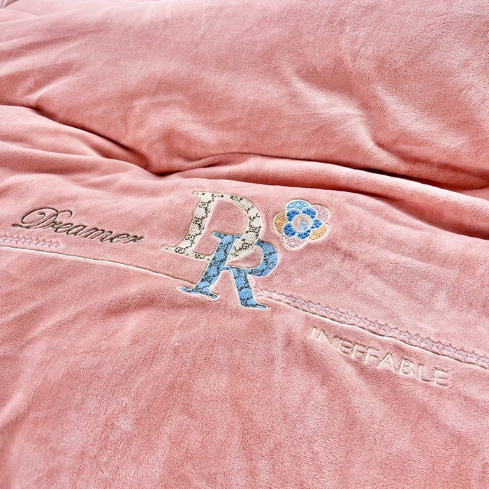 91家纺网 家纺一手货源 找家纺 逸林家纺《原希尔顿逸林》 2025新款牛奶绒绣花四件套-可可系列 可可-粉玉