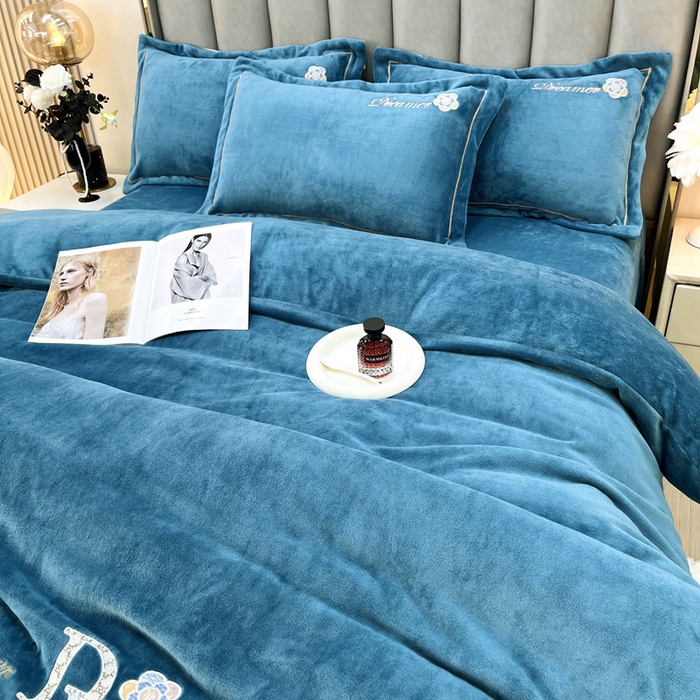 91家纺网 家纺一手货源 找家纺 逸林家纺《原希尔顿逸林》 2025新款牛奶绒绣花四件套-可可系列 可可-宾利蓝