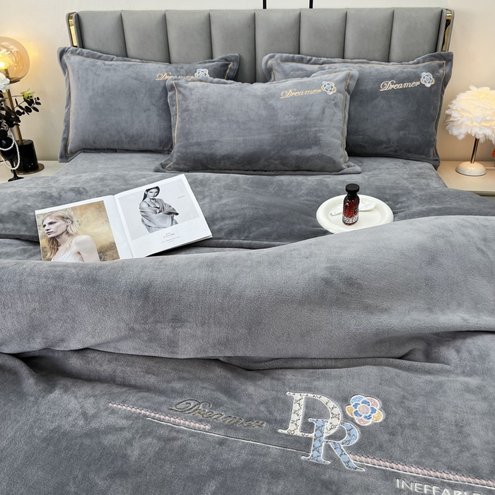 91家纺网 家纺一手货源 找家纺 逸林家纺《原希尔顿逸林》 2025新款牛奶绒绣花四件套-可可系列 可可-雅士灰