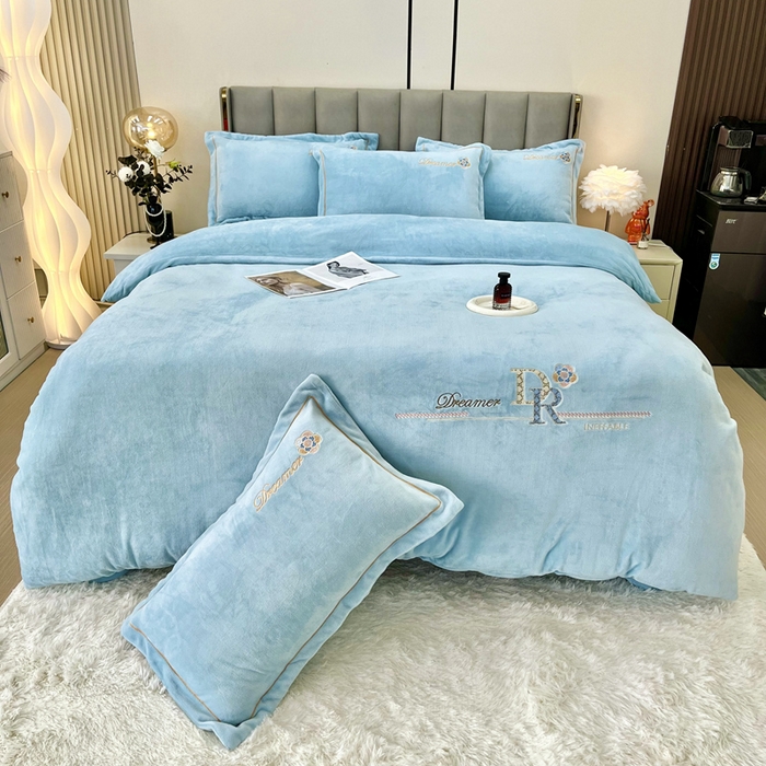 91家纺网 家纺一手货源 找家纺 逸林家纺《原希尔顿逸林》 2025新款牛奶绒绣花四件套-可可系列 可可-繁星蓝