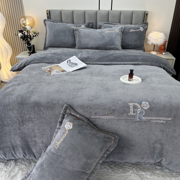 91家纺网 家纺一手货源 找家纺 逸林家纺《原希尔顿逸林》 2025新款牛奶绒绣花四件套-可可系列 可可-雅士灰