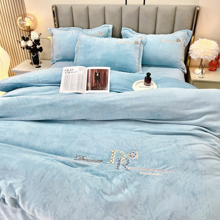 91家纺网 家纺一手货源 找家纺 逸林家纺《原希尔顿逸林》 2025新款牛奶绒绣花四件套-可可系列 可可-繁星蓝