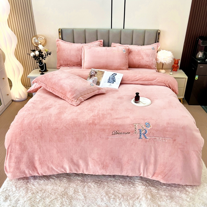 91家纺网 家纺一手货源 找家纺 逸林家纺《原希尔顿逸林》 2025新款牛奶绒绣花四件套-可可系列 可可-粉玉