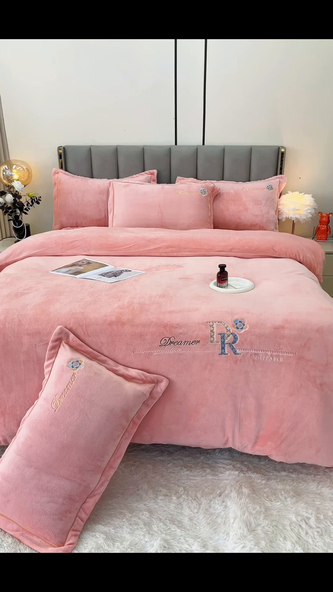 91家纺网 家纺一手货源 找家纺 逸林家纺《原希尔顿逸林》 2025新款牛奶绒绣花四件套-可可系列 可可-粉玉