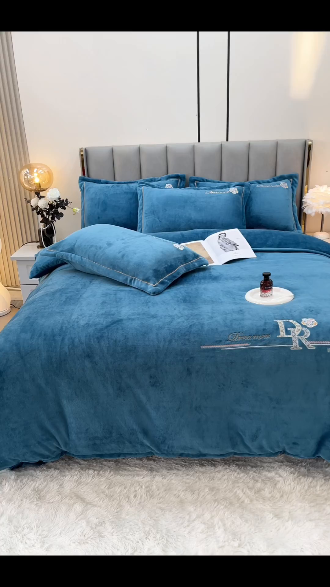 91家纺网 家纺一手货源 找家纺 逸林家纺《原希尔顿逸林》 2025新款牛奶绒绣花四件套-可可系列 可可-宾利蓝