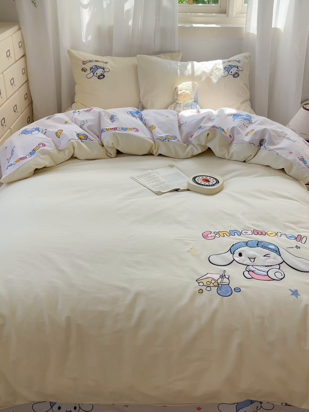 91家纺网 家纺一手货源 找家纺 小叮当家纺仓储工厂店 2025新款提供买家秀爆款花型不断货三丽鸥绣花全棉纯棉磨毛卡通四件套 撒娇玉桂狗-米