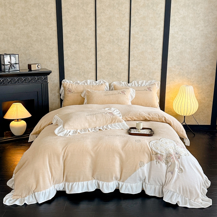 91家纺网 家纺一手货源 找家纺 七七家纺 2025新款刺绣款牛奶绒四件套-织梦系列 织梦-黄