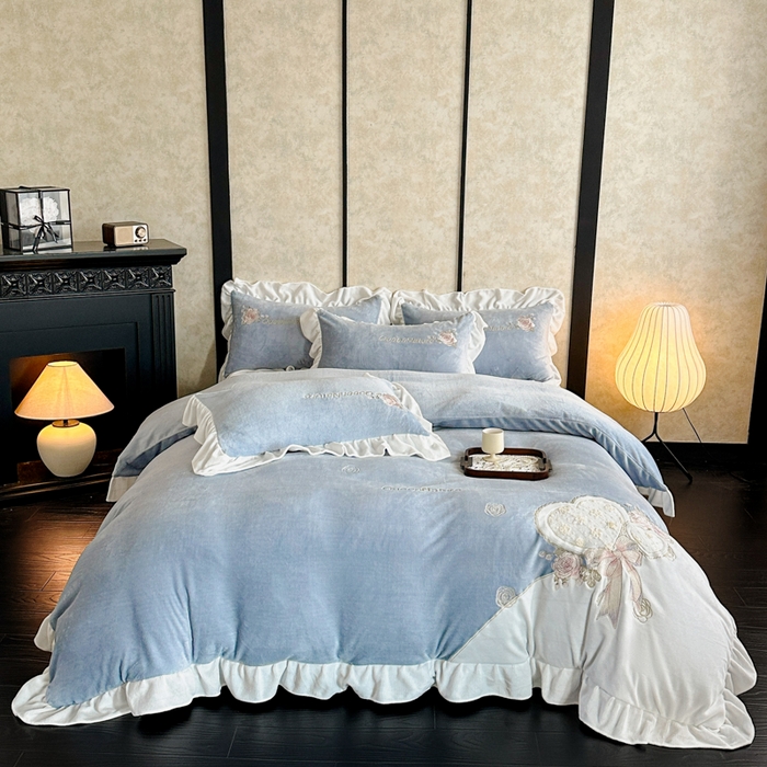 91家纺网 家纺一手货源 找家纺 七七家纺 2025新款刺绣款牛奶绒四件套-织梦系列 织梦-天蓝