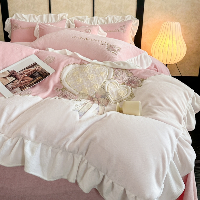 91家纺网 家纺一手货源 找家纺 七七家纺 2025新款刺绣款牛奶绒四件套-织梦系列 织梦-粉