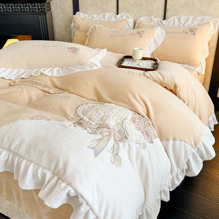 91家纺网 家纺一手货源 找家纺 七七家纺 2025新款刺绣款牛奶绒四件套-织梦系列 织梦-黄