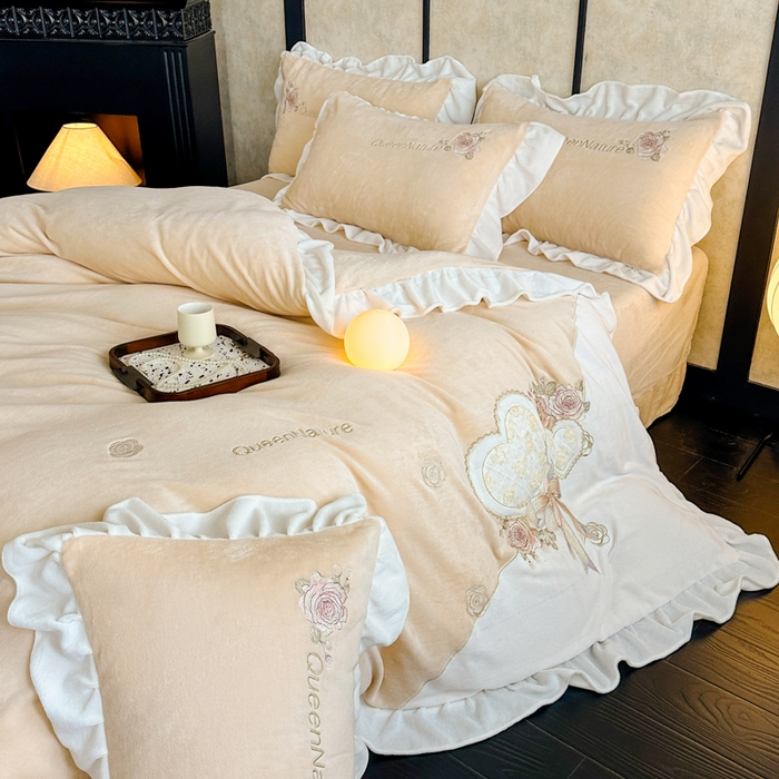 91家纺网 家纺一手货源 找家纺 七七家纺 2025新款刺绣款牛奶绒四件套-织梦系列 织梦-黄