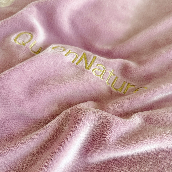 91家纺网 家纺一手货源 找家纺 七七家纺 2025新款刺绣款牛奶绒四件套-织梦系列 织梦-豆沙