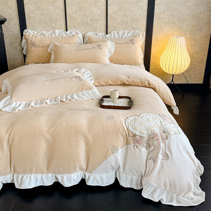 91家纺网 家纺一手货源 找家纺 七七家纺 2025新款刺绣款牛奶绒四件套-织梦系列 织梦-黄