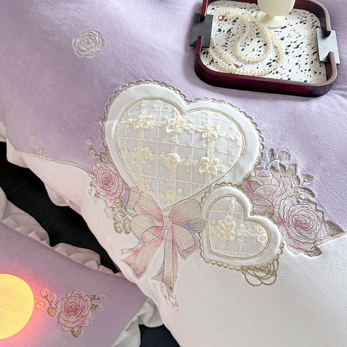 91家纺网 家纺一手货源 找家纺 七七家纺 2025新款刺绣款牛奶绒四件套-织梦系列 织梦-紫