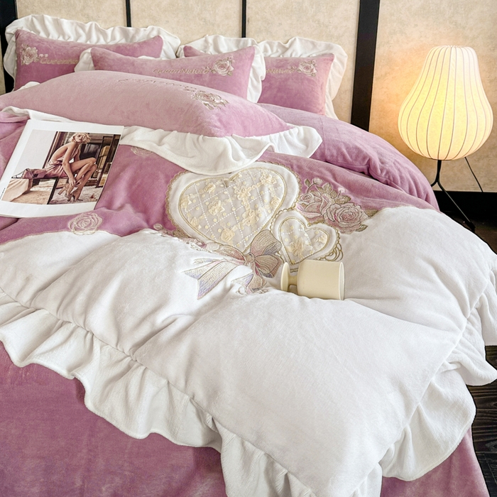 91家纺网 家纺一手货源 找家纺 七七家纺 2025新款刺绣款牛奶绒四件套-织梦系列 织梦-豆沙