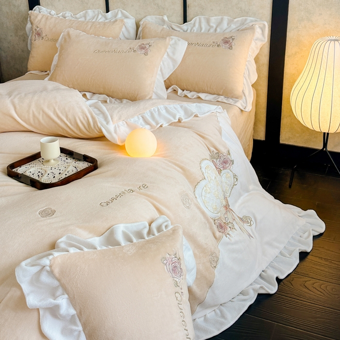 91家纺网 家纺一手货源 找家纺 七七家纺 2025新款刺绣款牛奶绒四件套-织梦系列 织梦-黄