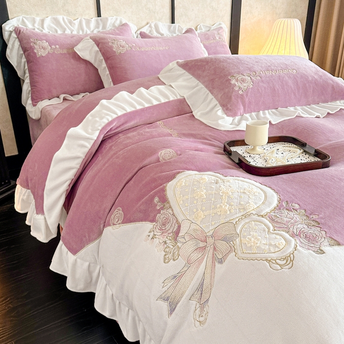 91家纺网 家纺一手货源 找家纺 七七家纺 2025新款刺绣款牛奶绒四件套-织梦系列 织梦-豆沙