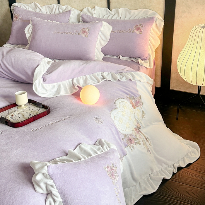 91家纺网 家纺一手货源 找家纺 七七家纺 2025新款刺绣款牛奶绒四件套-织梦系列 织梦-紫