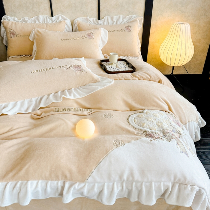 91家纺网 家纺一手货源 找家纺 七七家纺 2025新款刺绣款牛奶绒四件套-织梦系列 织梦-黄