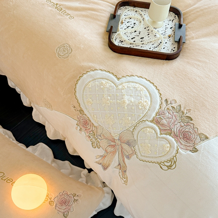 91家纺网 家纺一手货源 找家纺 七七家纺 2025新款刺绣款牛奶绒四件套-织梦系列 织梦-黄