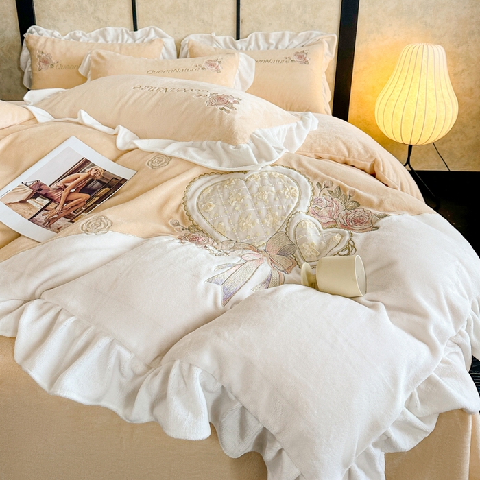 91家纺网 家纺一手货源 找家纺 七七家纺 2025新款刺绣款牛奶绒四件套-织梦系列 织梦-黄