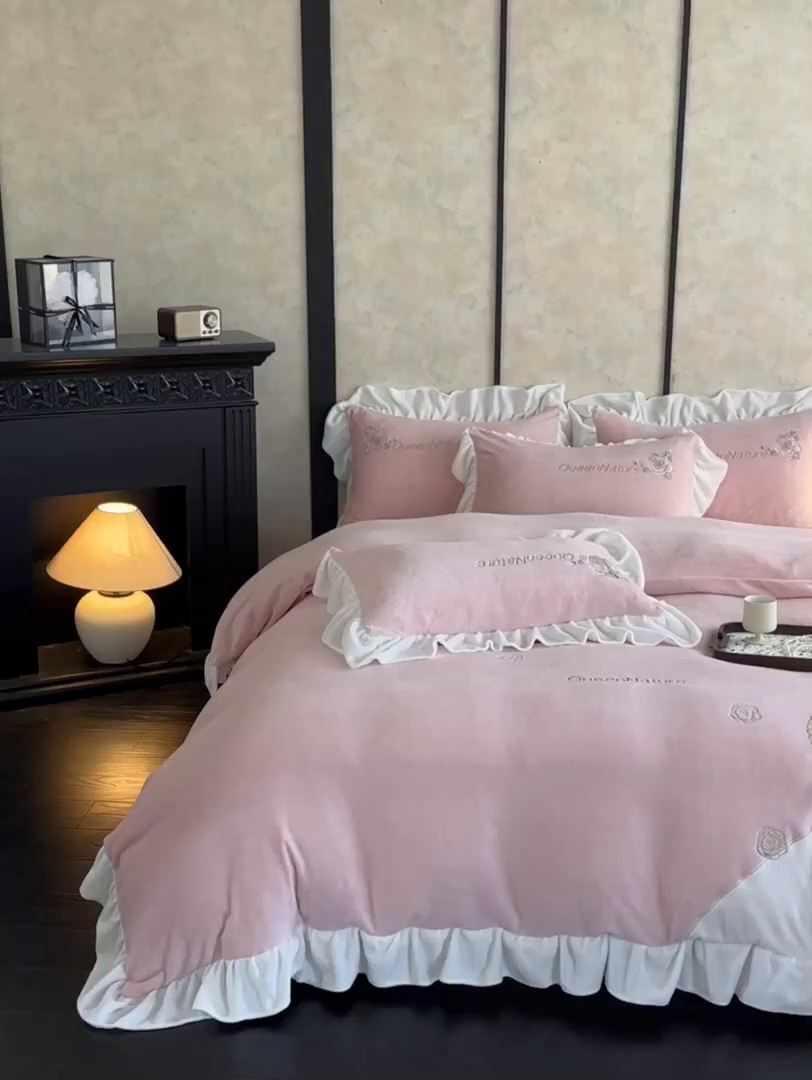 91家纺网 家纺一手货源 找家纺 七七家纺 2025新款刺绣款牛奶绒四件套-织梦系列 织梦-粉