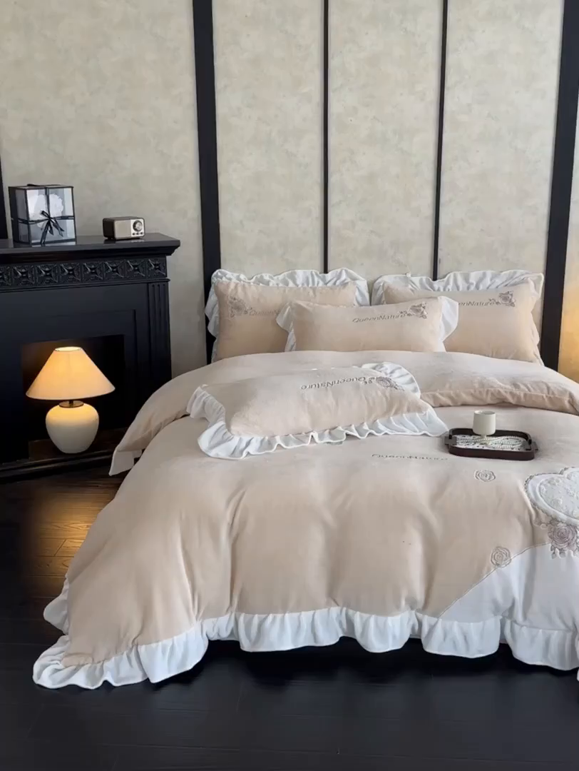 91家纺网 家纺一手货源 找家纺 七七家纺 2025新款刺绣款牛奶绒四件套-织梦系列 织梦-黄