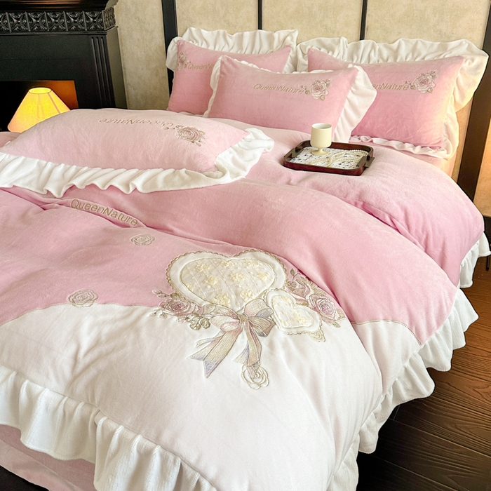 91家纺网 家纺一手货源 找家纺 七七家纺 2025新款刺绣款牛奶绒四件套-织梦系列 织梦-粉