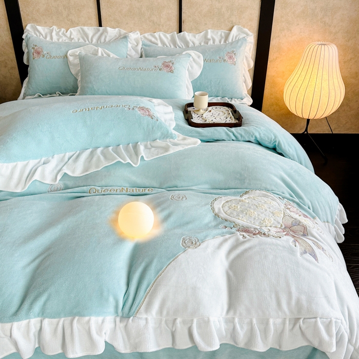 91家纺网 家纺一手货源 找家纺 七七家纺 2025新款刺绣款牛奶绒四件套-织梦系列 织梦-水绿