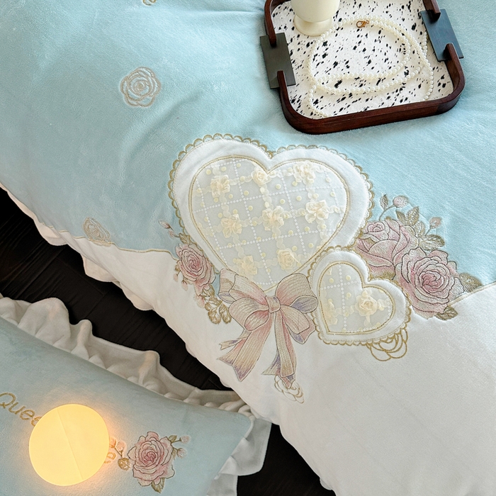 91家纺网 家纺一手货源 找家纺 七七家纺 2025新款刺绣款牛奶绒四件套-织梦系列 织梦-水绿