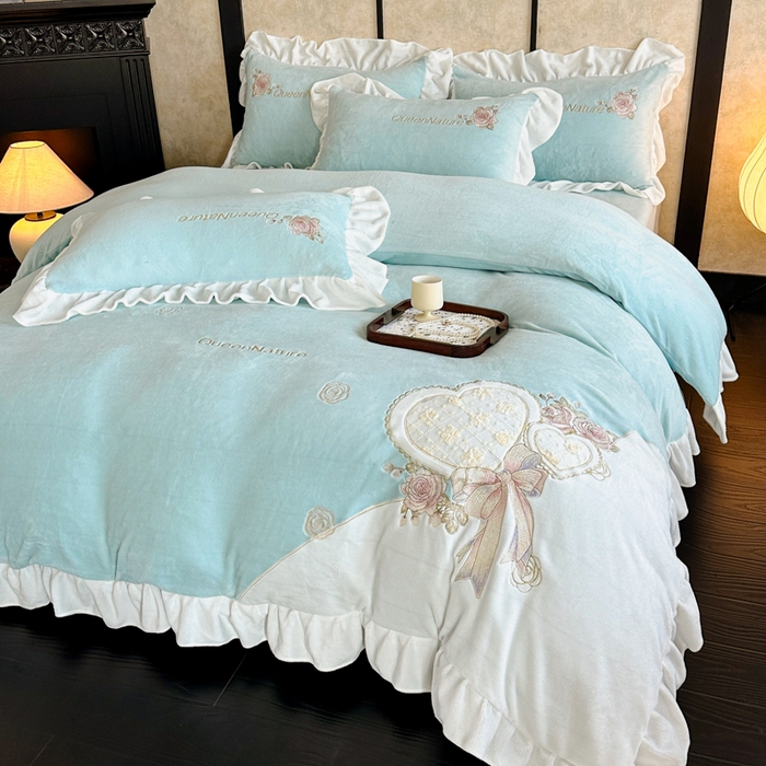 91家纺网 家纺一手货源 找家纺 七七家纺 2025新款刺绣款牛奶绒四件套-织梦系列 织梦-水绿