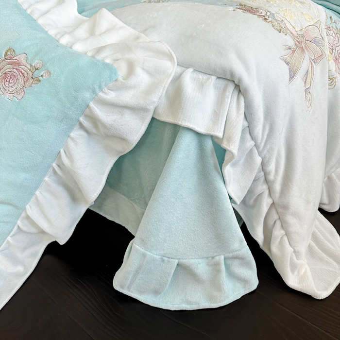 91家纺网 家纺一手货源 找家纺 七七家纺 2025新款刺绣款牛奶绒四件套-织梦系列 织梦-水绿