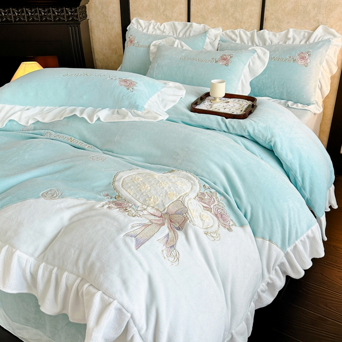 91家纺网 家纺一手货源 找家纺 七七家纺 2025新款刺绣款牛奶绒四件套-织梦系列 织梦-水绿