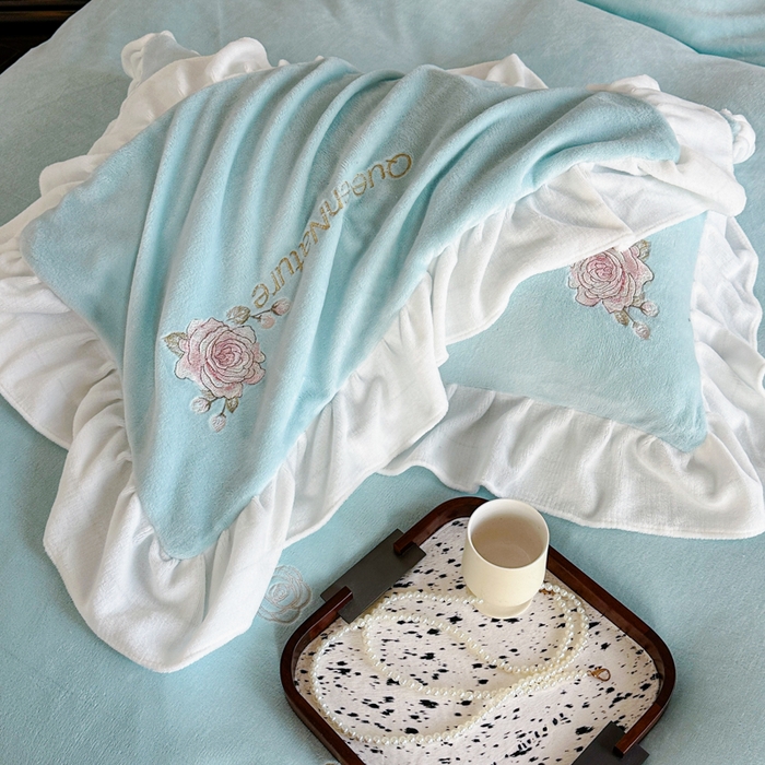 91家纺网 家纺一手货源 找家纺 七七家纺 2025新款刺绣款牛奶绒四件套-织梦系列 织梦-水绿