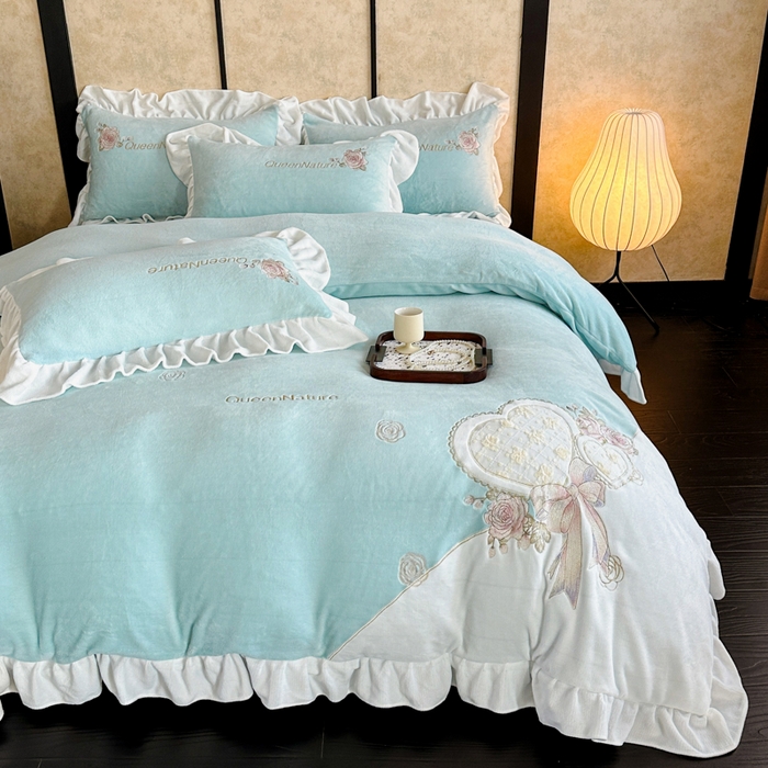 91家纺网 家纺一手货源 找家纺 七七家纺 2025新款刺绣款牛奶绒四件套-织梦系列 织梦-水绿