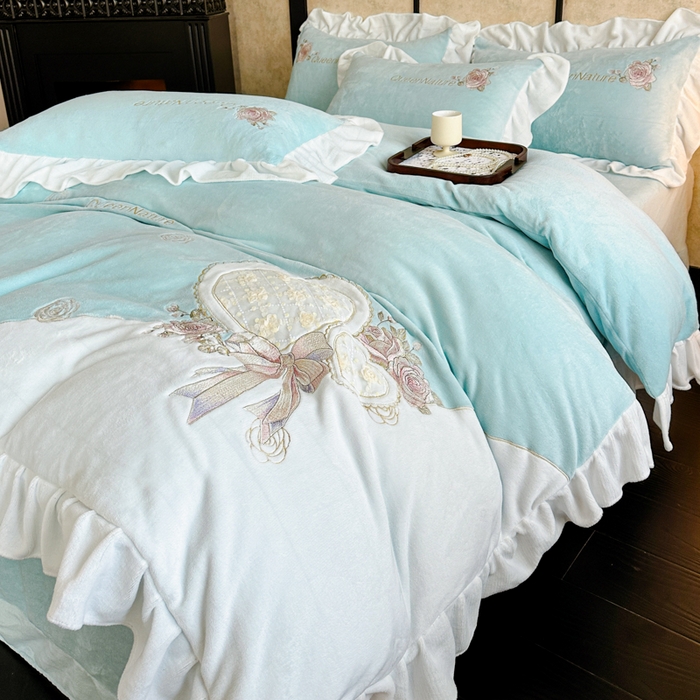 91家纺网 家纺一手货源 找家纺 七七家纺 2025新款刺绣款牛奶绒四件套-织梦系列 织梦-水绿