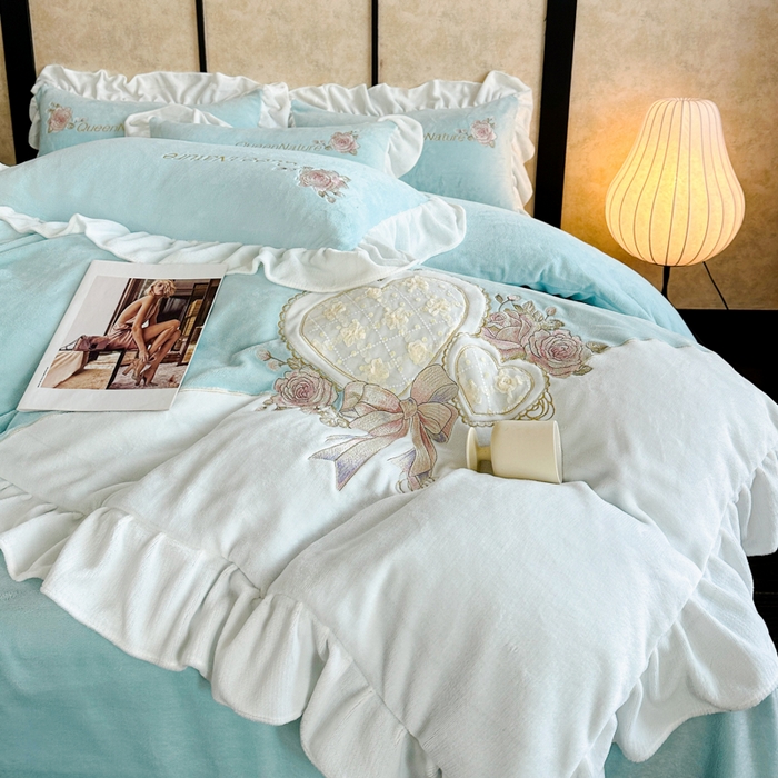 91家纺网 家纺一手货源 找家纺 七七家纺 2025新款刺绣款牛奶绒四件套-织梦系列 织梦-水绿