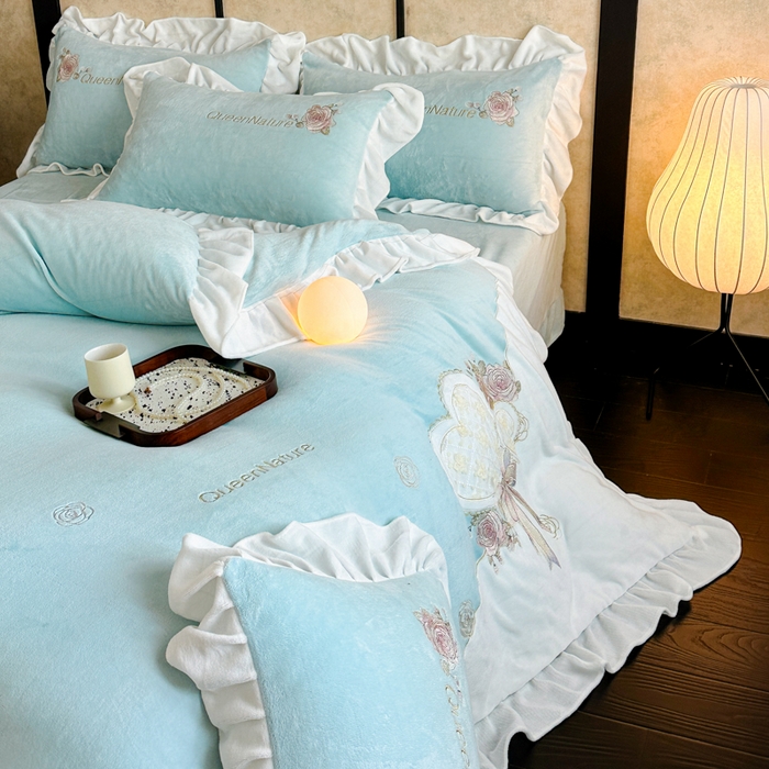 91家纺网 家纺一手货源 找家纺 七七家纺 2025新款刺绣款牛奶绒四件套-织梦系列 织梦-水绿