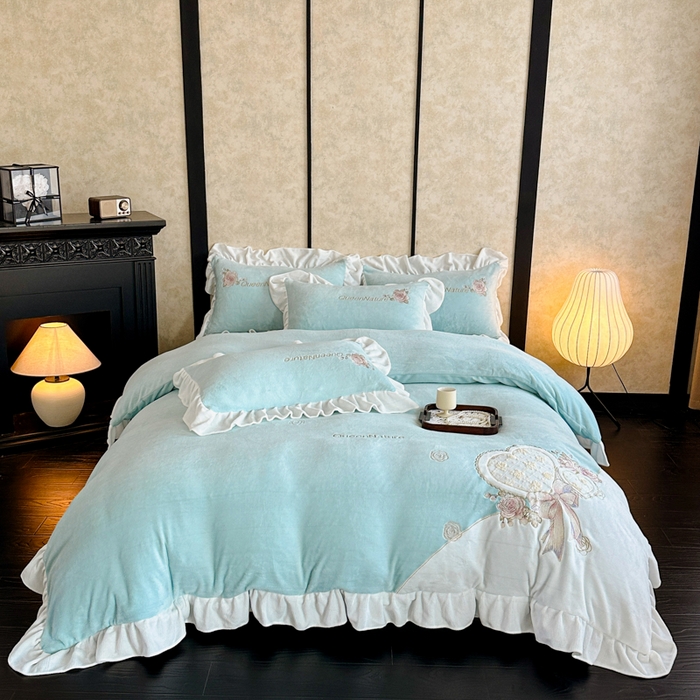 91家纺网 家纺一手货源 找家纺 七七家纺 2025新款刺绣款牛奶绒四件套-织梦系列 织梦-水绿