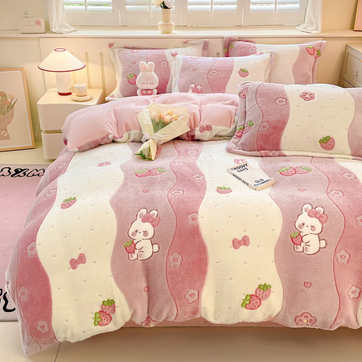 91家纺网 家纺一手货源 找家纺 沐慕 2025新款A类200g加厚雪花绒180g牛奶绒四件套 草莓兔
