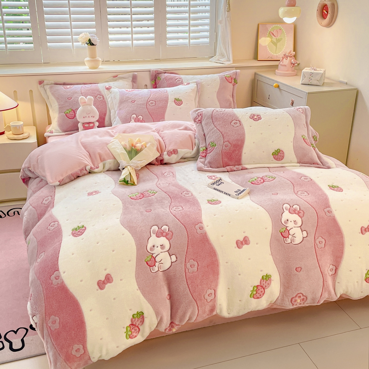 91家纺网 家纺一手货源 找家纺 沐慕 2025新款A类200g加厚雪花绒180g牛奶绒四件套 草莓兔