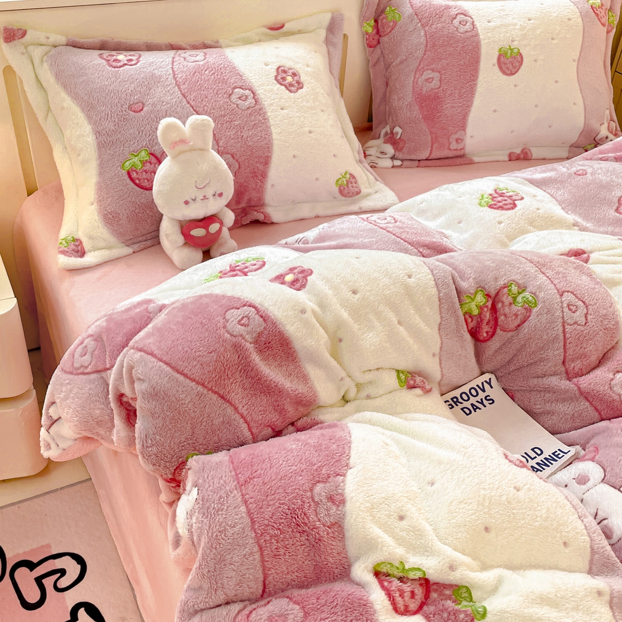 91家纺网 家纺一手货源 找家纺 沐慕 2025新款A类200g加厚雪花绒180g牛奶绒四件套 草莓兔