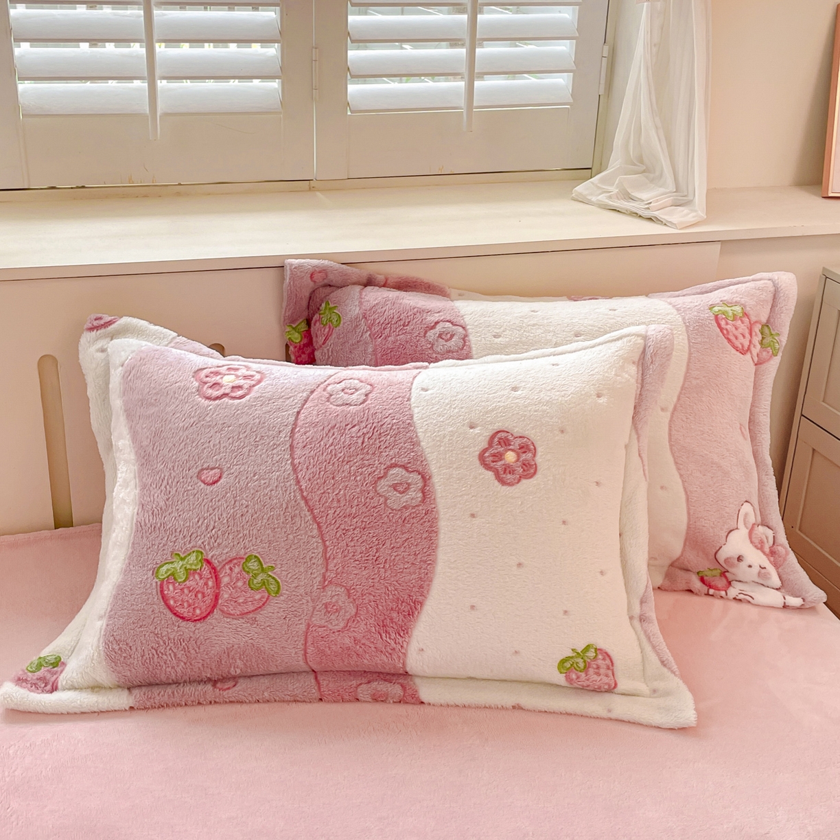 91家纺网 家纺一手货源 找家纺 沐慕 2025新款A类200g加厚雪花绒180g牛奶绒四件套 草莓兔