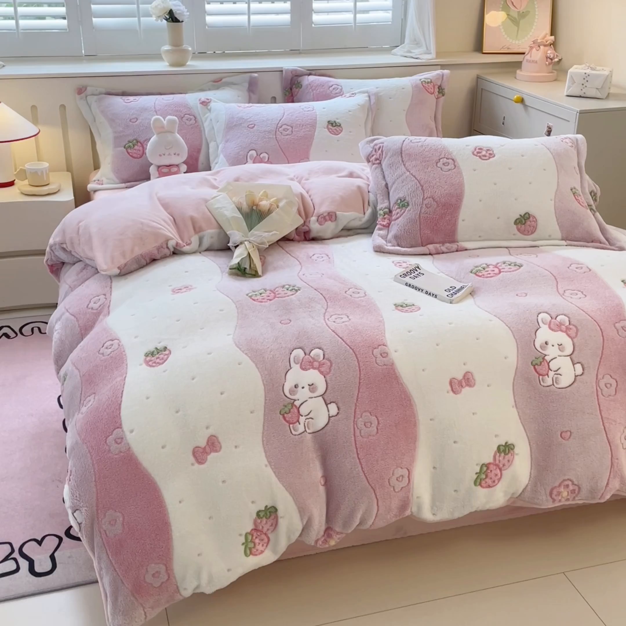 91家纺网 家纺一手货源 找家纺 沐慕 2025新款A类200g加厚雪花绒180g牛奶绒四件套 草莓兔