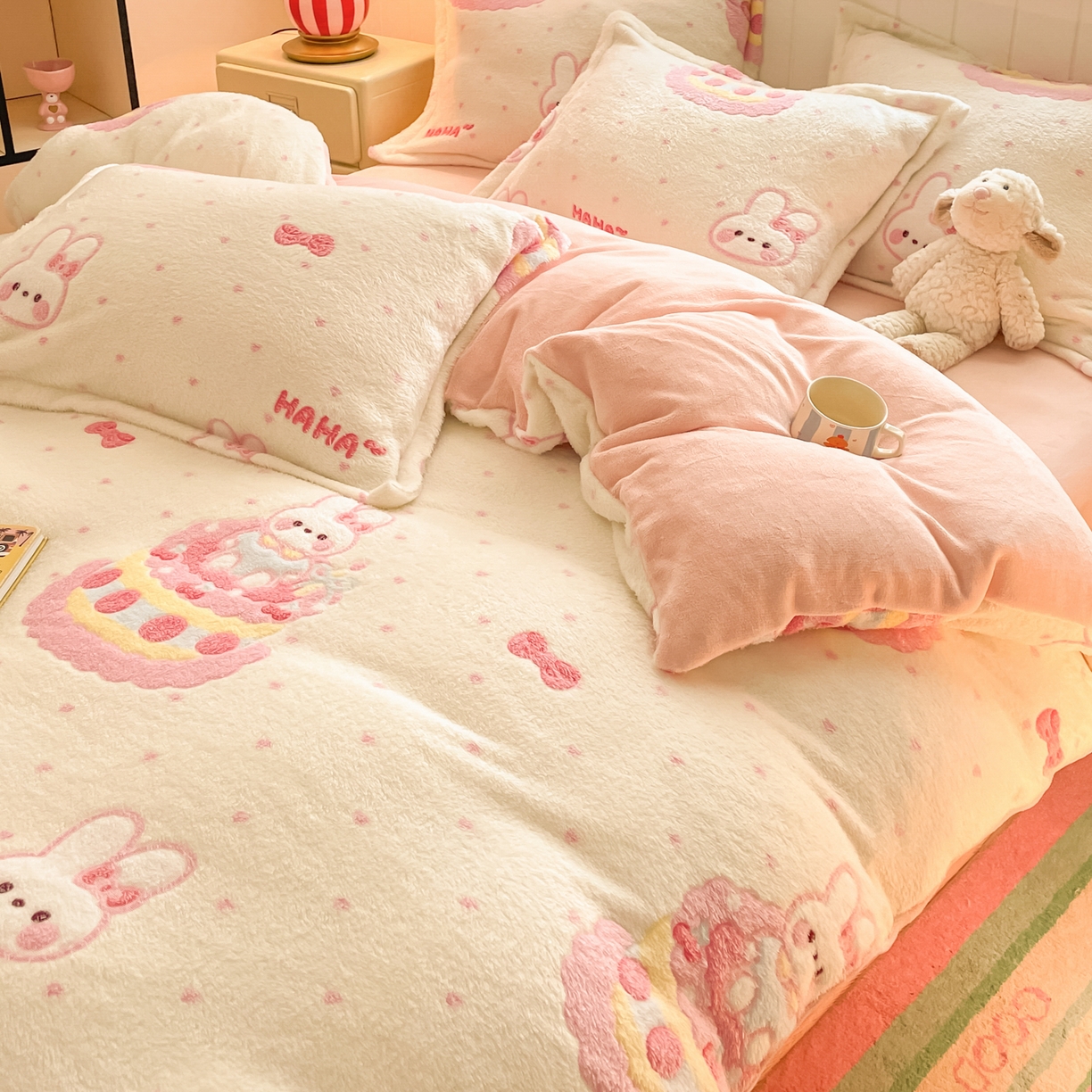 91家纺网 家纺一手货源 找家纺 沐慕 2025新款A类200g加厚雪花绒180g牛奶绒四件套 蛋糕小兔