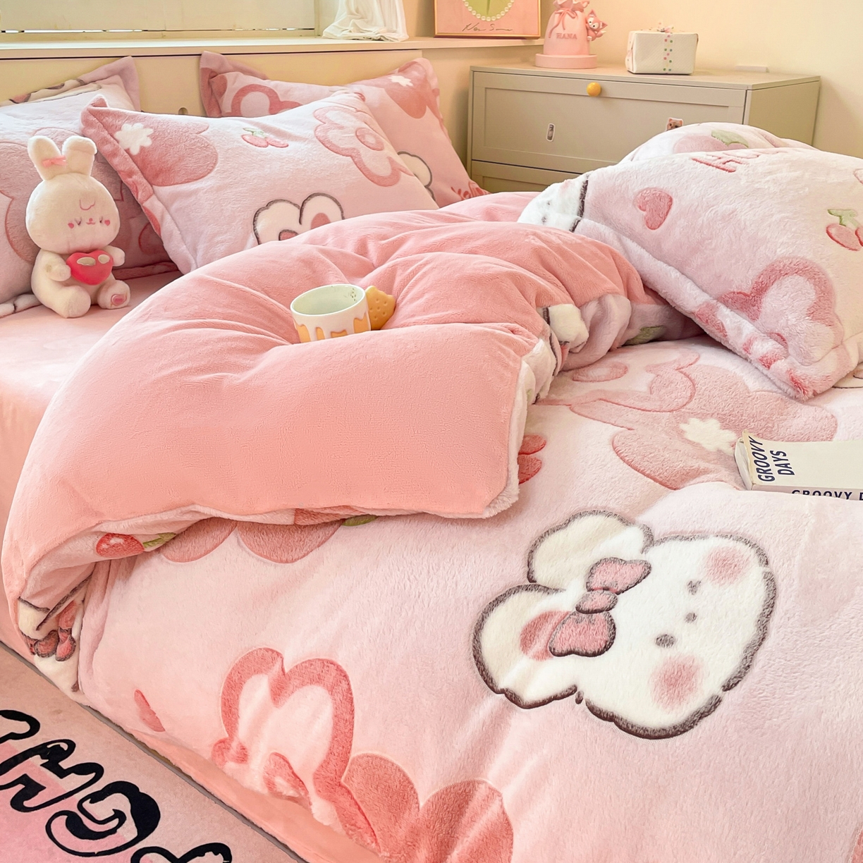 91家纺网 家纺一手货源 找家纺 沐慕 2025新款A类200g加厚雪花绒180g牛奶绒四件套 花花粉兔