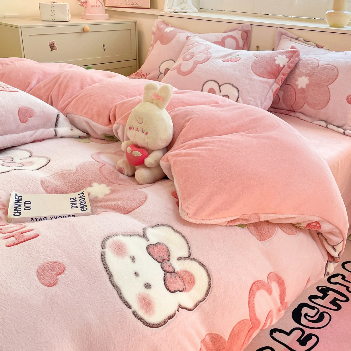 91家纺网 家纺一手货源 找家纺 沐慕 2025新款A类200g加厚雪花绒180g牛奶绒四件套 花花粉兔
